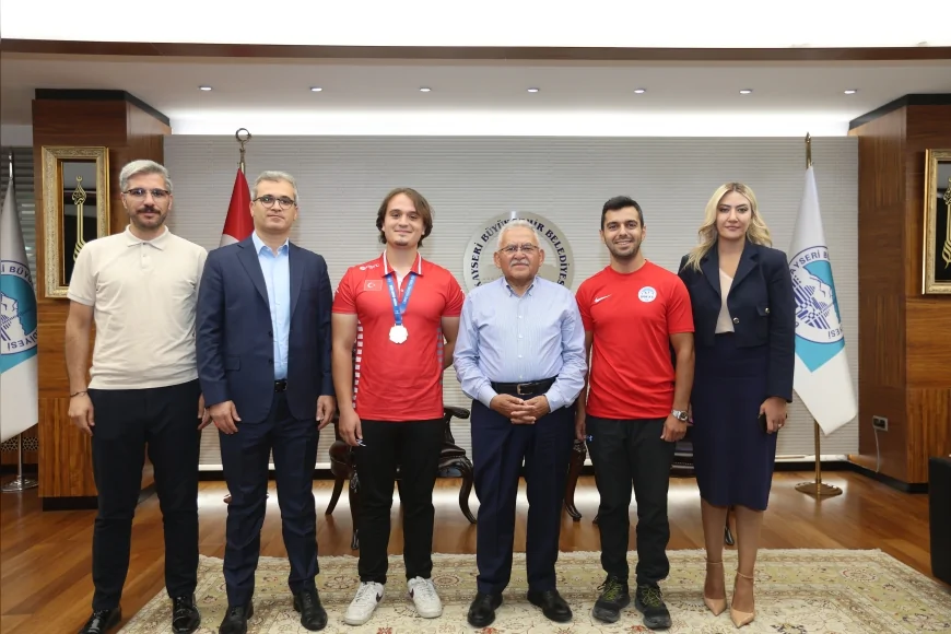 Başkan Büyükkılıç, Dünya Şampiyonu okçu Yunus Emre Arslan’ı makamında ağırladı