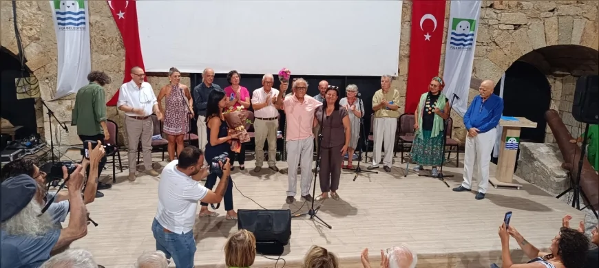 Foça’da Ataol Behramoğlu’nun Adı Yaşadığı Sokağa Verildi, Onur Gecesi Beşkapılar Kalesi’ni Doldurdu