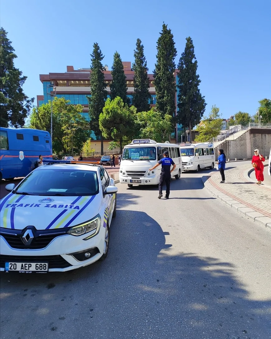 Denizli’de Zabıta, Hatalı Park ve Minibüslerde Klima Kontrolü İçin Sahada Denetim Yaptı