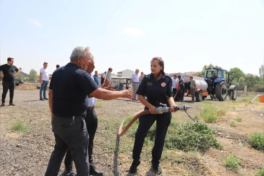 Eskişehir’de kırsal mahalle muhtarlarına yangın tankerlerinin kullanımı ve yangından korunma eğitimi verildi