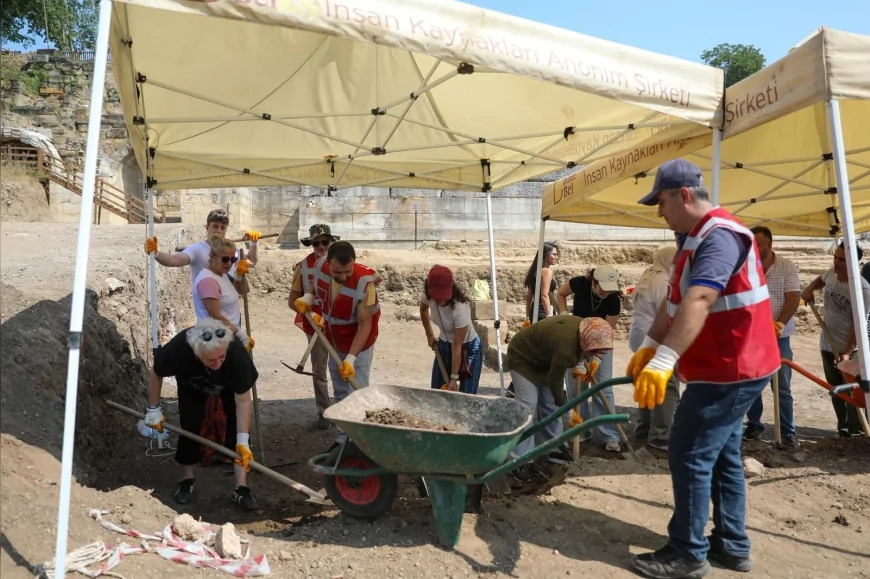 Konuralp Antik Tiyatro’da Kazılar 5 Hafta İçinde Bitecek: Restorasyon İçin Bakanlıktan 6 Milyon TL Ödenek