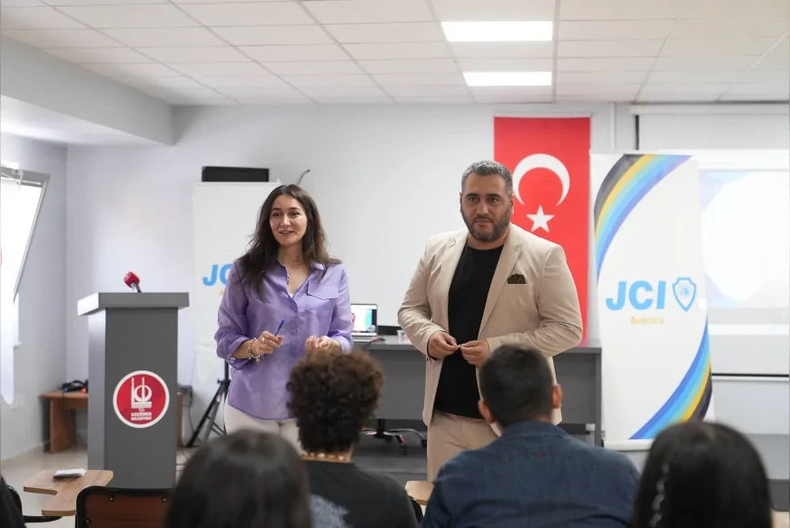 Keçiören’de AI4Youth projesi ile gençler yapay zekayı öğrenip liderlik becerileri kazanıyor