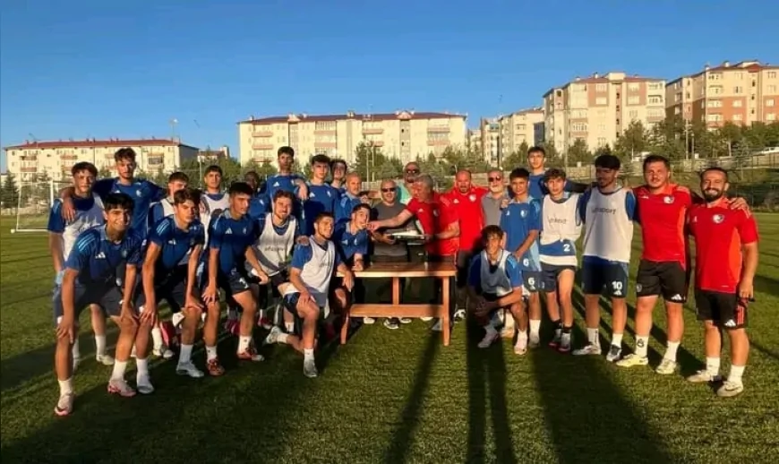 Erzurumspor FK U-19 Takımına Dernek Başkanlarından Moral Ziyareti ve Şampiyonluk Mesajı