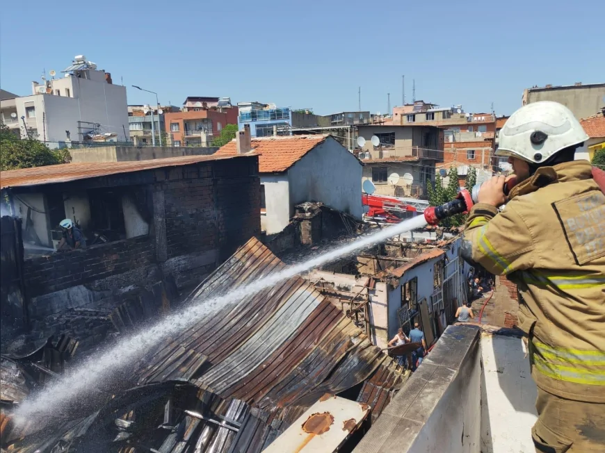 Konak’ta İş Yeri Yangını 5 Eve Sıçradı: 1 İtfaiye Eri Yaralandı