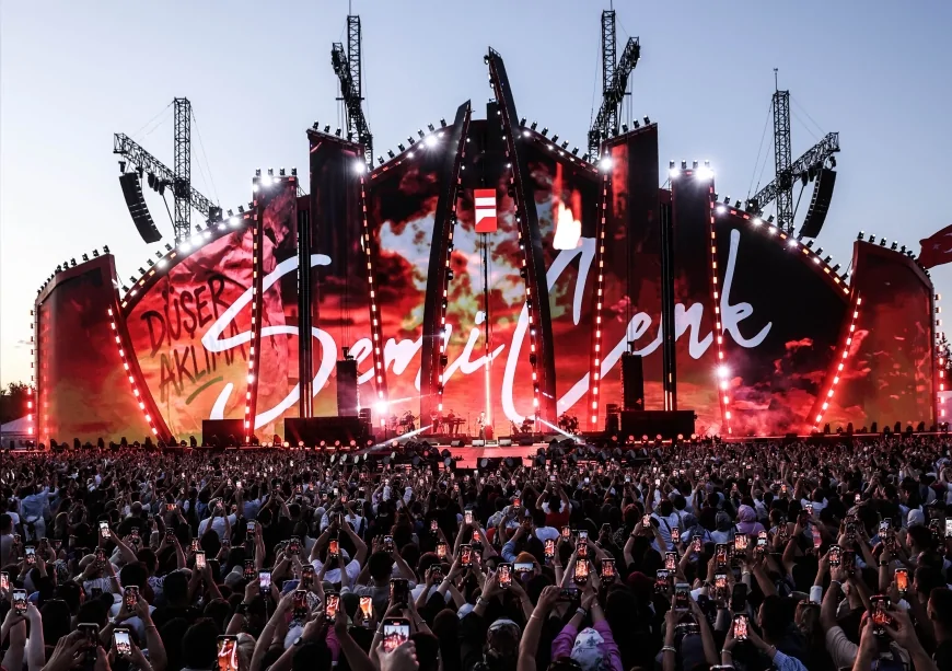 Semicenk İstanbul Festivali’nde Sahne Aldı, Şarkılarıyla Hayranlarını Coşturdu