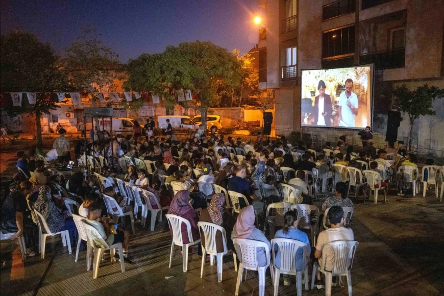 Bornova’da Açık Hava Sinema Günleri binlerce kişiyi mahalle meydanlarında buluşturdu