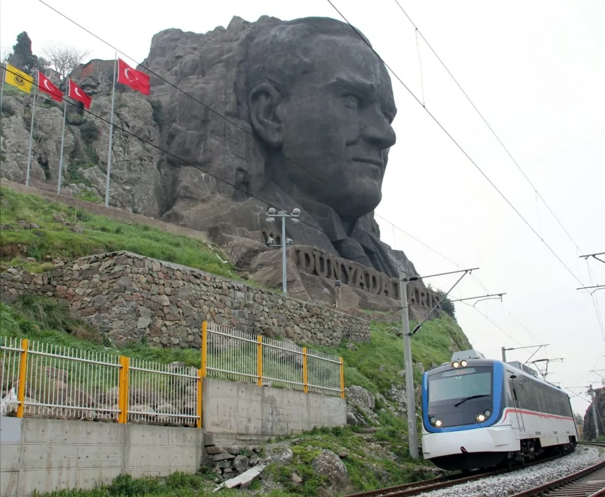 İZBAN’daki grev ulaşımı durdurdu, İzmir Büyükşehir Belediyesi yeni hatlar ve ek seferlerle düzenleme yaptı