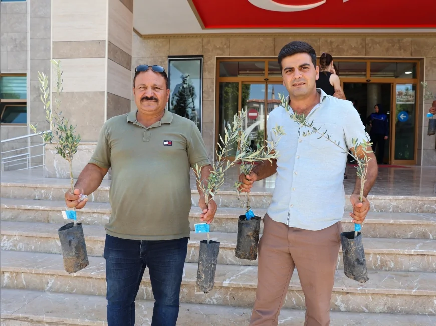 Antalya’da Çevre Dostu Çiftçi Kart Projesi Aksu’da Başladı, Çiftçilere Çip ve Zeytin Fidanı Dağıtıldı