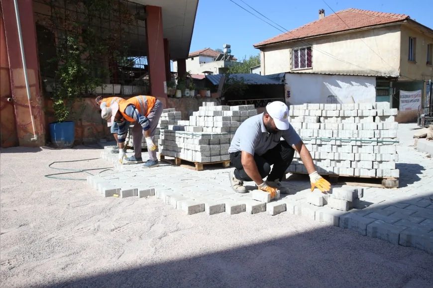 Çiğli’de yol yenileme ve park çalışmaları hız kazandı, Uğur Mumcu Parkı modern oyun alanlarıyla yenileniyor