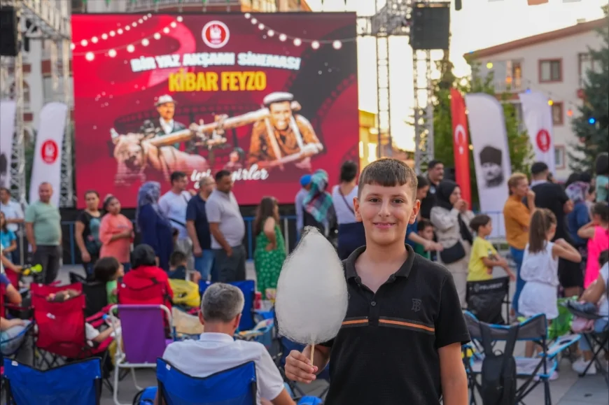 Keçiören’de açık hava sinemasında “Kibar Feyzo” gösterimi yoğun ilgi gördü