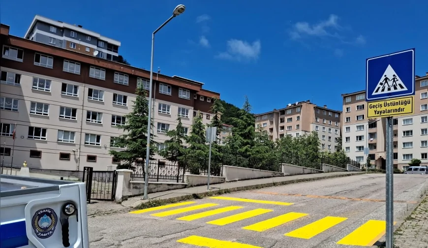 Giresun Belediyesi okul önlerinde yaya geçitlerini yenileyerek güvenliği artırıyor