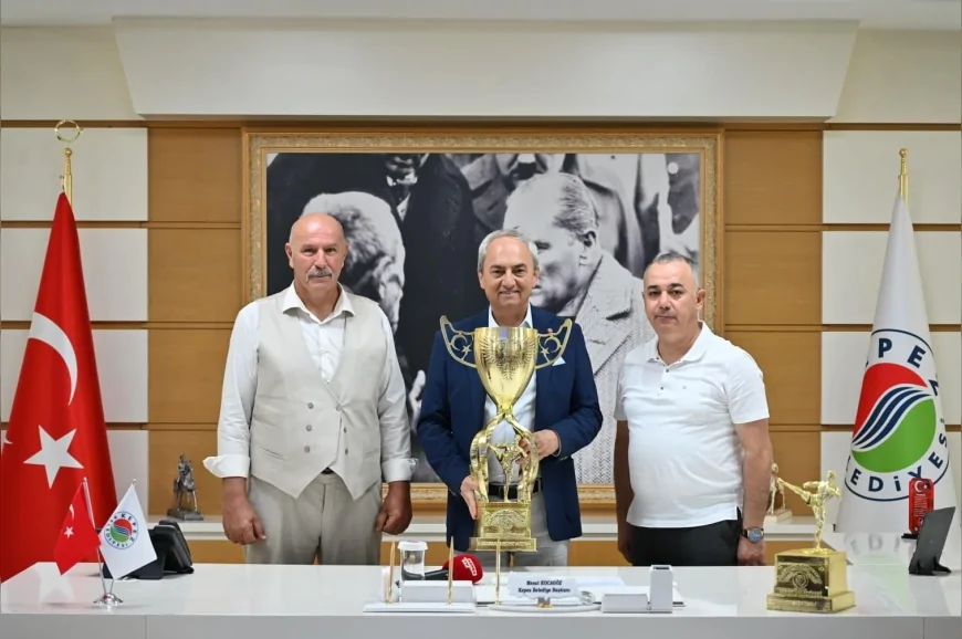 Kepez’de Kick Boks Şampiyonlar Galası öncesi sporcular Başkan Kocagöz’ü ziyaret etti