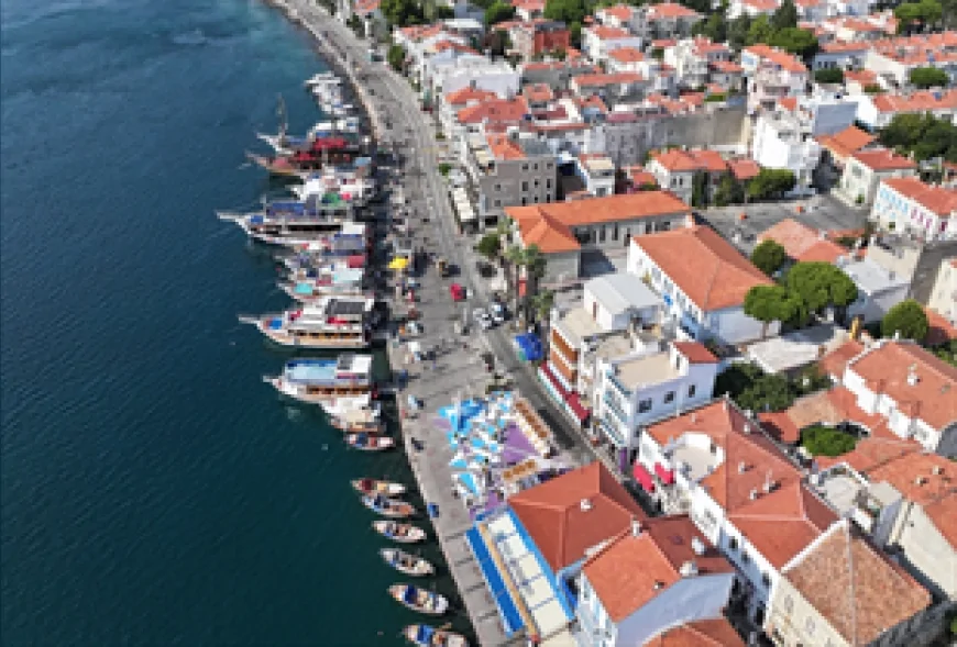 Foça Küçük Deniz Meydanı ticari işgallerden arındırıldı, kamusal buluşma alanı haline getirildi