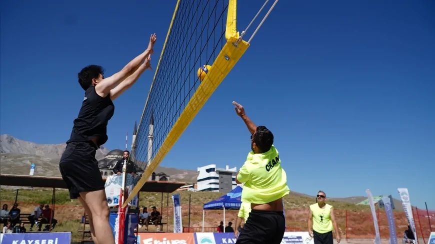 Erciyes’te En Havalı Voleybol Turnuvası başladı, 84 sporcu zirvede kıyasıya mücadele ediyor