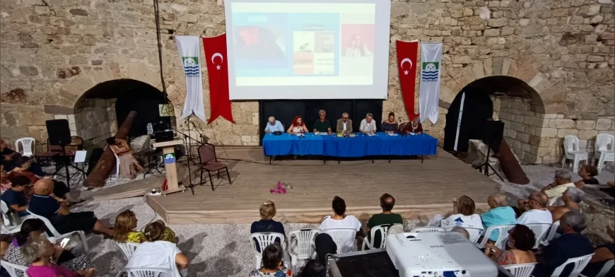 Foçalı yazarlar tarihi Beşkapılar Kalesi’nde söyleşide buluştu, edebiyat ve müzik dolu gece yaşandı