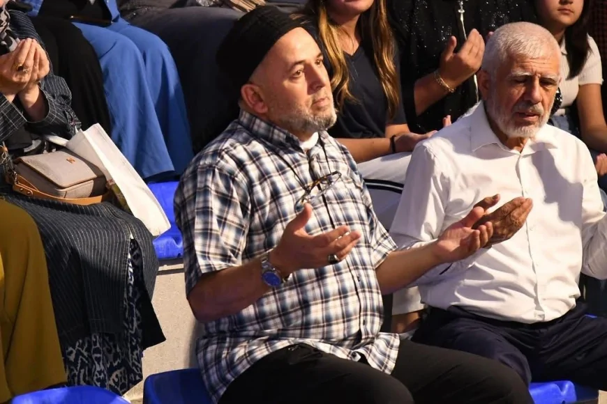 Pursaklar’da Gazze İçin Dua ve İlahi Programı Başladı: Vatandaşlar Amfi Tiyatroda Bir Araya Geldi