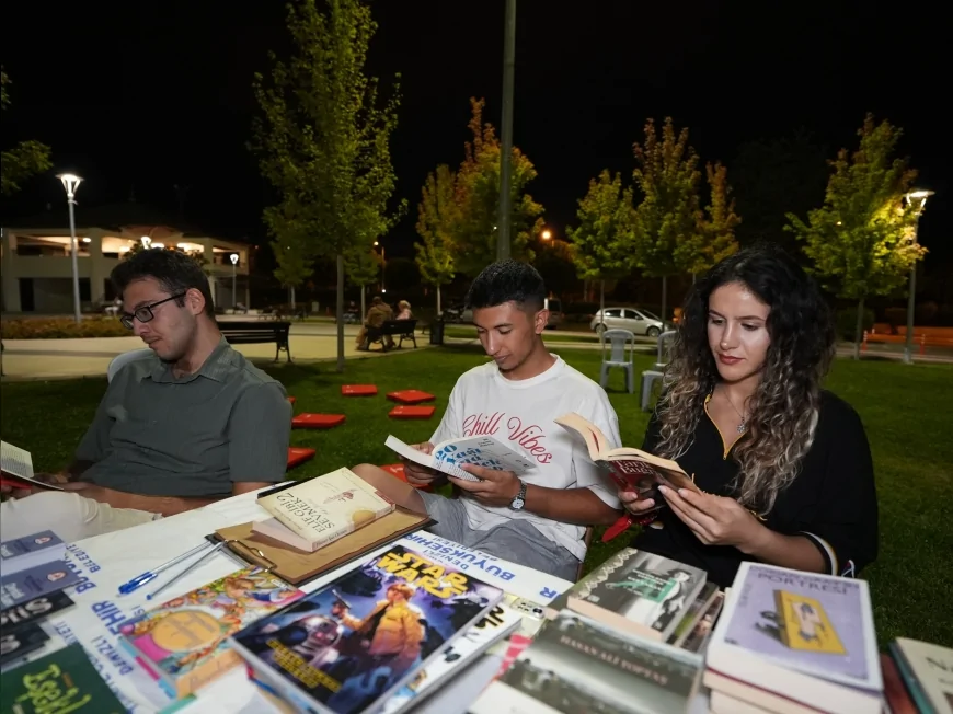 Denizli’de Sessiz Kitap Okuma Buluşması: 100’ün Üzerinde Kitapsever Kütüphanede Bir Araya Geldi