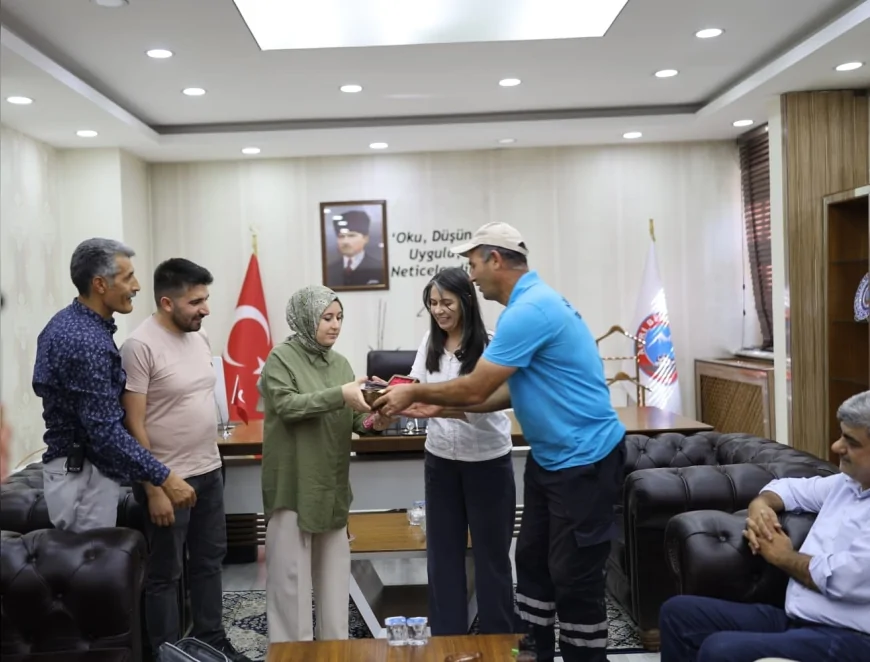 Ağrı Belediyesi temizlik işçisi bulduğu altın ve paraları sahibine teslim etti