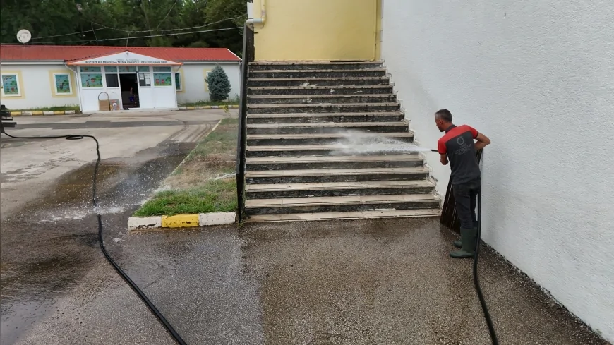 Ordu Büyükşehir Belediyesi yeni eğitim yılı öncesi okullarda temizlik ve bakım çalışması başlattı