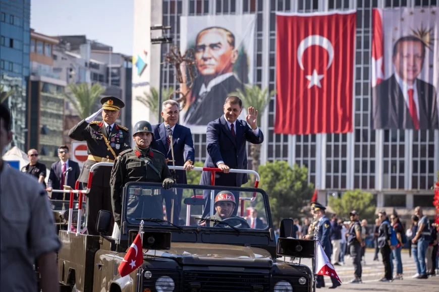 İzmir’de 30 Ağustos Zafer Bayramı coşkusu: Cumhuriyet Meydanı’nda resmi tören ve askeri geçit yapıldı