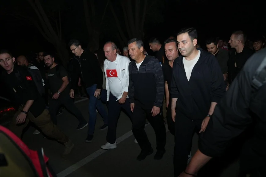Giresun Belediye Başkanı Fuat Köse, CHP Genel Başkanı Özgür Özel ile Zafer Yürüyüşü’nde Kocatepe’ye yürüdü
