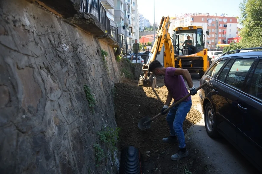 Giresun Belediyesi Kavaklar Mahallesi’nde yağmur suyu altyapısı ve kaldırım çalışmalarıyla güvenliği artırıyor