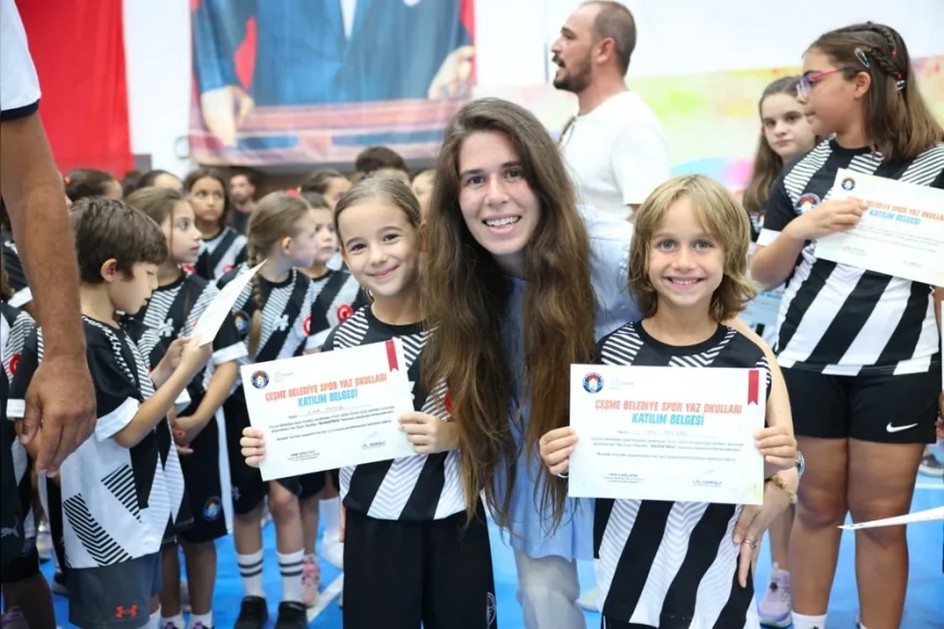 Çeşme Belediyesi Yaz Spor Okulu sertifika töreninde minik sporcular hünerlerini sergiledi