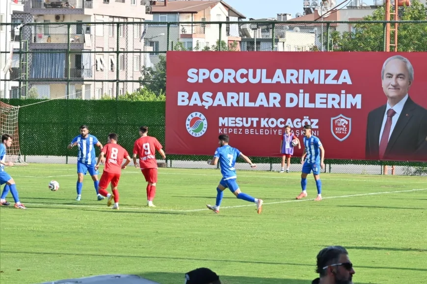 Kepez Belediye Başkanı Mesut Kocagöz, Kepezspor-Karaman FK maçını tribünden takip etti