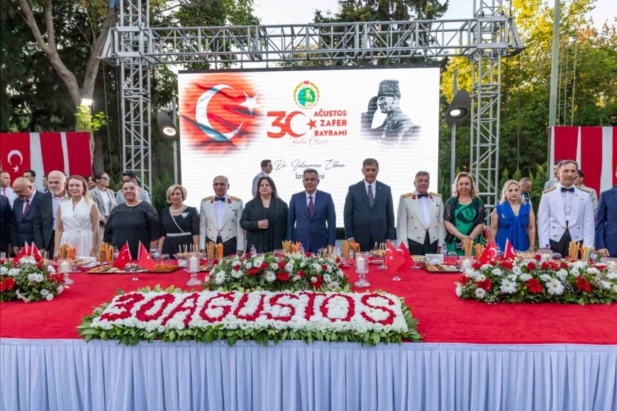 İzmir’de 30 Ağustos Zafer Bayramı resepsiyonu: Başkan Tugay konuklarla buluştu, Vali Elban’dan “Cumhuriyet’e sahibiz” vurgusu