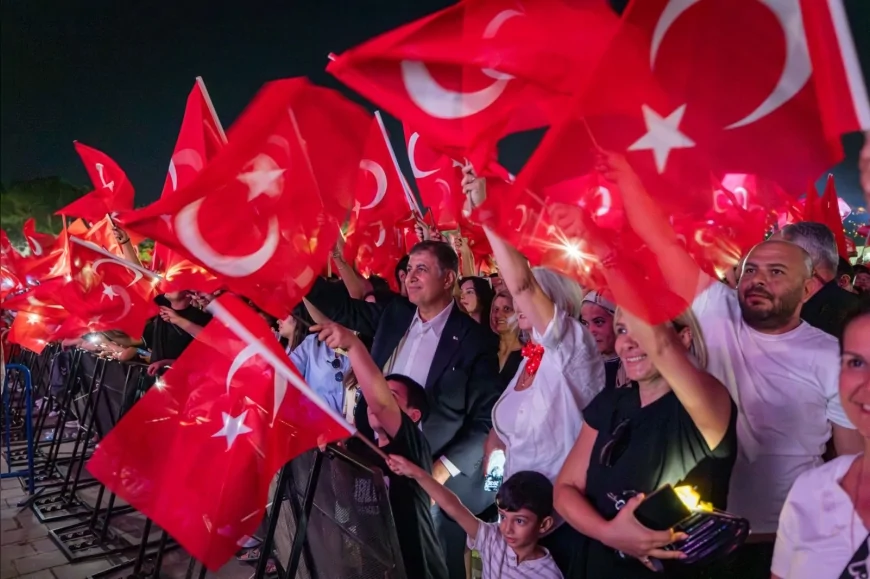 İzmirliler 30 Ağustos coşkusunu İEF Çim Konserleri’nde Edis ve Ali Altay’la kutladı