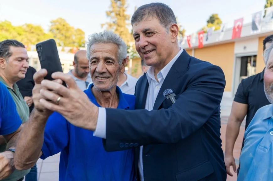 İzmir Büyükşehir Belediyesi Başkanı Cemil Tugay, restore edilen Kültürpark Göl Gazinosu’nu işçilerle birlikte açtı