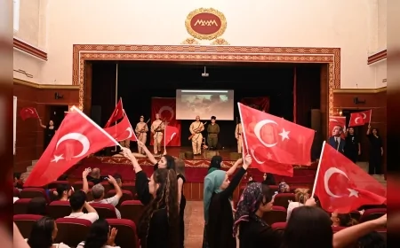 Mamak’ta 30 Ağustos Zafer Bayramı tiyatro, konser ve film gösterimiyle kutlandı