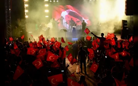 Tuğba Yurt Fethiye’de 30 Ağustos Zafer Bayramı konseriyle binlerce kişiyi coşturdu