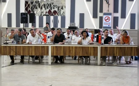 Kuşadası Belediye Başkanı Ömer Günel: “Balıkçılar Kahvesi Kış Mevsimine Yetişecek, Plajlar Halkın Kullanımında Kalacak”