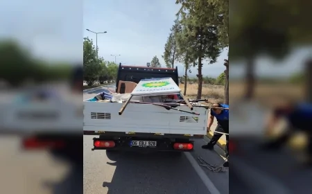 Pamukkale yolunda izinsiz tabela ve afişlere müdahale, görüntü kirliliği temizlendi