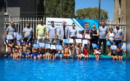 İzmir’de yaz spor okulları ve portatif havuzlarda binlerce çocuk sertifika ve madalya aldı