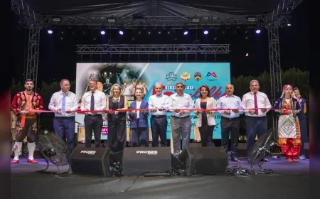 Vahap Seçer Silifke Festivalinde: “Türkiye’ye barış Mersin’den gider, altyapı sorunları 3,5 yıl içinde bitecek”