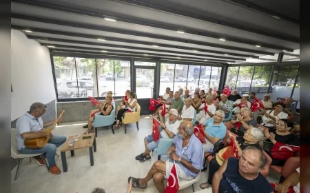 Erdemli Emekli Evi’nde 30 Ağustos için düzenlenen türkü konseri emeklileri bir araya getirdi!