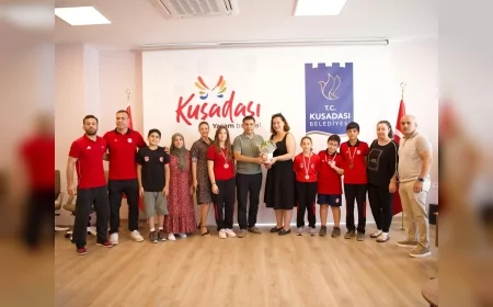 Sivas’ta madalya kazanan Kuşadalı güreşçiler Başkan Ömer Günel’i ziyaret etti