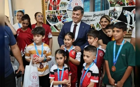 Manisa Gençlik ve Spor İl Müdürü Yunus Öztürk, şampiyonalarda başarı kazanan kick boks sporcularını ödüllerle onurlandırdı