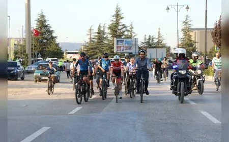 İnegöl’de “Zaferden Kurtuluşa” bisiklet turu yüzlerce kişiyi bir araya getirdi