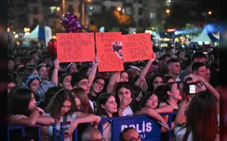 Salihli’de Emir Can İğrek konseriyle Kurtuluş Haftası coşkusu zirveye çıktı