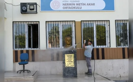 Kuşadası Belediyesi yeni eğitim yılı öncesi okullarda temizlik çalışması yaptı