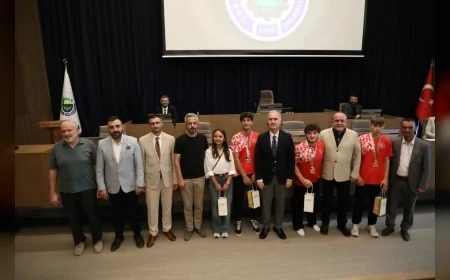 Avrupa şampiyonu İnegöllü sporcular ve konservatuvar birincisi öğrenci belediye meclisinde onurlandırıldı