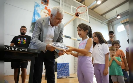 Kemalpaşa’da spor kursiyerlerine formalar dağıtıldı, Başkan Türkmen: "Sporu geleceğe açılan bir kapı olarak görüyoruz"