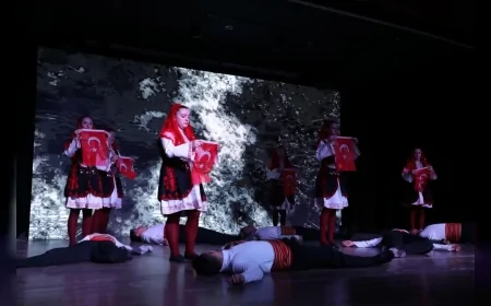 İnegöl’de kurtuluşun 103. yılı halk dansları müzikaliyle sahnelendi