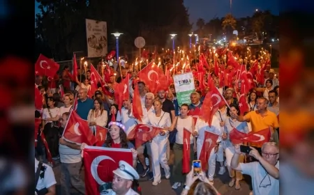 Kuşadası’nda kurtuluşun 103’üncü yılı fener alayı ve Anadolu Ateşi gösterisiyle kutlandı