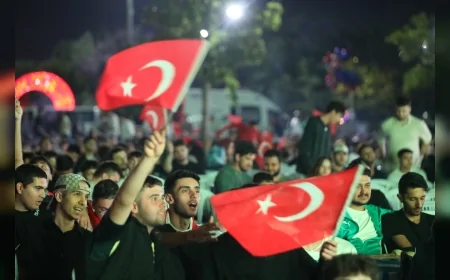 Bursa’da milli heyecan ve Bursaspor maçı dev ekrana yansıtıldı, Hüdavendigar Kent Parkı’nda taraftarlar coşkuyla buluştu