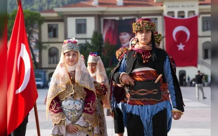 Manisa’nın kurtuluşunun 103’üncü yılı Cumhuriyet Meydanı’nda törenle kutlandı