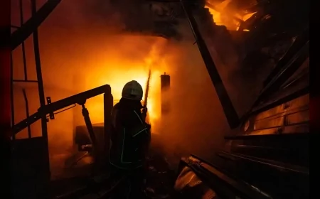 Kemalpaşa Bağyurdu Sanayi Sitesi’nde çıkan yangın 1,5 saatlik müdahale sonrası kontrol altına alındı